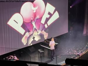 James Galea in Poof -Croisière Atlantis de Singapour à Bangkok